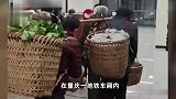 重庆地铁车厢内有商贩卖水果，网友盛赞城市有温度，官方：不允许