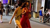对我招手呢嘛？