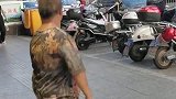 阿姨在街头蹦迪的搞笑操作，看着像有点大病