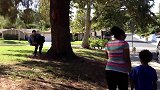 国外男子变得身体上下分离，路人都被吓到了，也太会玩了吧！