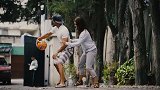 男子在马路上用碰瓷的方式向女朋友求婚 交警看后脸都黑了！