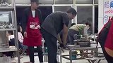 淄博烧烤有多火，连烧烤师傅都被熏黑了