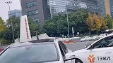 路口路灯女子驾车左转，不慎撞上直行的白车