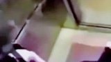 男子电梯想侵犯美女，哪知美女会功夫，结局太解气