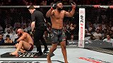黑白巨兽对决！“剃刀”布来兹全程抱摔摩擦 最后砸拳带走对手