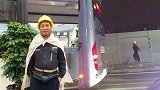 农民工大叔回应街上蹦跶走红 网络：快乐是我的常态