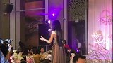 真是辛苦伴娘了，婚礼上的开场由她来，唱的超好听！