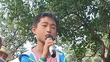 十岁小男孩刚唱两句就唱不下去了，哭的一瞬间，在场的人都心碎了