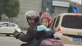 女孩坐在摩托车后座，给爸爸吃棉花糖，幸福的笑容布满脸庞