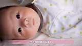 当妈妈的手碰触宝宝的脸颊时，接下来宝宝的反应亮了，太神奇！