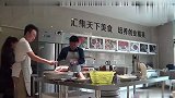 咸素媛婆婆让韩国嘉宾剁鱼头。韩国嘉宾动作太逗了。看一次笑一次