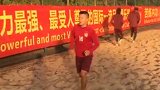 划重点了! 黄博文跑沙地恢复训练 他身后的背景板却亮了