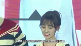 鞠婧祎身着酒红色细闪短裙，红色妆容遥相呼应，美艳复古