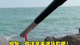 小伙赶海用奇葩饵料钓螃蟹，短短几分钟就收获了半桶