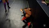WWE-17年-60秒WWE狂怒：14大撞击护栏集锦 看谁能暴力伤害莱斯纳-专题