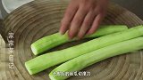 炒丝瓜时，直接下锅炒就错了，难怪丝瓜发黑没食欲，教你正确做法