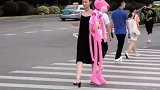 气质优雅的小姐姐居然抱着一人高的粉红豹，太萌了吧！