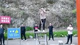 有路不走非要水上漂，接下来一幕，网友注定是池中物！