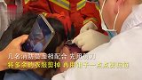 女子脱衣服时眼皮被拉链夹住，求助医生又求消防