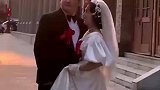 摄影师让新郎放倒新娘，新郎直接撂倒，丝毫没有犹豫！