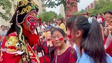 川剧演员在小女孩面前变脸，突然把小女孩吓了一跳，速度太快了！