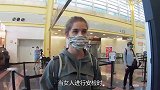 当女生进行安检时，工作人员从屏幕上都看到了什么？