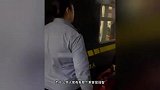 火车站男子追着一工作人员，质问为何骂乘客“弱智”：丢上饶的脸