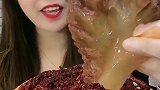 小姐姐吃海蜇，这样的咸度只有吃货才能顶得住