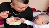 老公在岁儿子面前吃蛋糕，不料儿子这小眼神亮了，结局太逗！