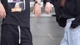 你还记得那个给你做鬼脸的女孩吗她还在你身边吗