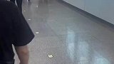 狗子闯入地铁，安检人员一段熟练操作拎走