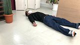 假装晕倒测试猫咪，却被猫咪一眼识破：你演技太烂了