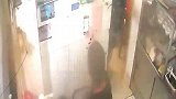 7名消防员出警归来在店里用餐，暖心男子悄悄买单后离开