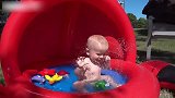 国外可爱的萌娃，充气水池里洗澡，居然把水池割破了！