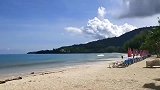 站在海边，静静听着大海的海浪声，一切都那么和谐
