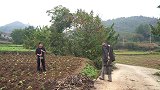 两兄弟吃羊血炖羊肚，大铁锅炖，香气四溢真够味，越吃越馋
