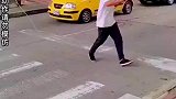 在红灯亮起时候，国外街头艺人为车主表演，从而赚取小费！