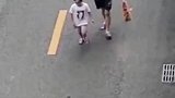 贪玩不肯回家吃饭，爸爸拿着鸡毛掸子和喇叭成功叫回家