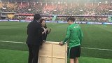 中超-17赛季-张稀哲迎第200场 赛前国安总经理赠纪念战袍-专题