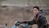 王子文跟吴永恩骑山地车，两人画面太美，就像偶像剧一样！