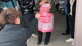 给家家拜年，可是为啥子感觉她不开心呢