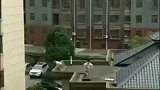 邻居呵斥楼顶玩耍男孩，严厉中透着爱