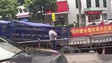 广东中山一路面突然塌陷 货车经过陷3米大坑