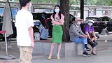 夏季穿着尖头细跟鞋逛街，优雅精致，还衬托出气质