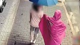女子当街遭雨衣人袭胸 对方竟然也是女的