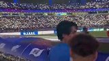 著名演员陈龙身穿申花球衣在德比战前领唱国歌