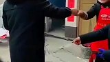 美女抢大衣哥的钱