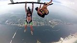 即刻起航！漂亮姐姐带你高空跳伞 沙滩+大海景色太美