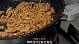 毛豆和雪菜是绝配，加点肉丝简单一炒，喝粥配米饭下面条，都好吃