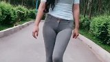 紧身裤美女小姐姐这身打扮要是没个好身材，还真穿不出来美！